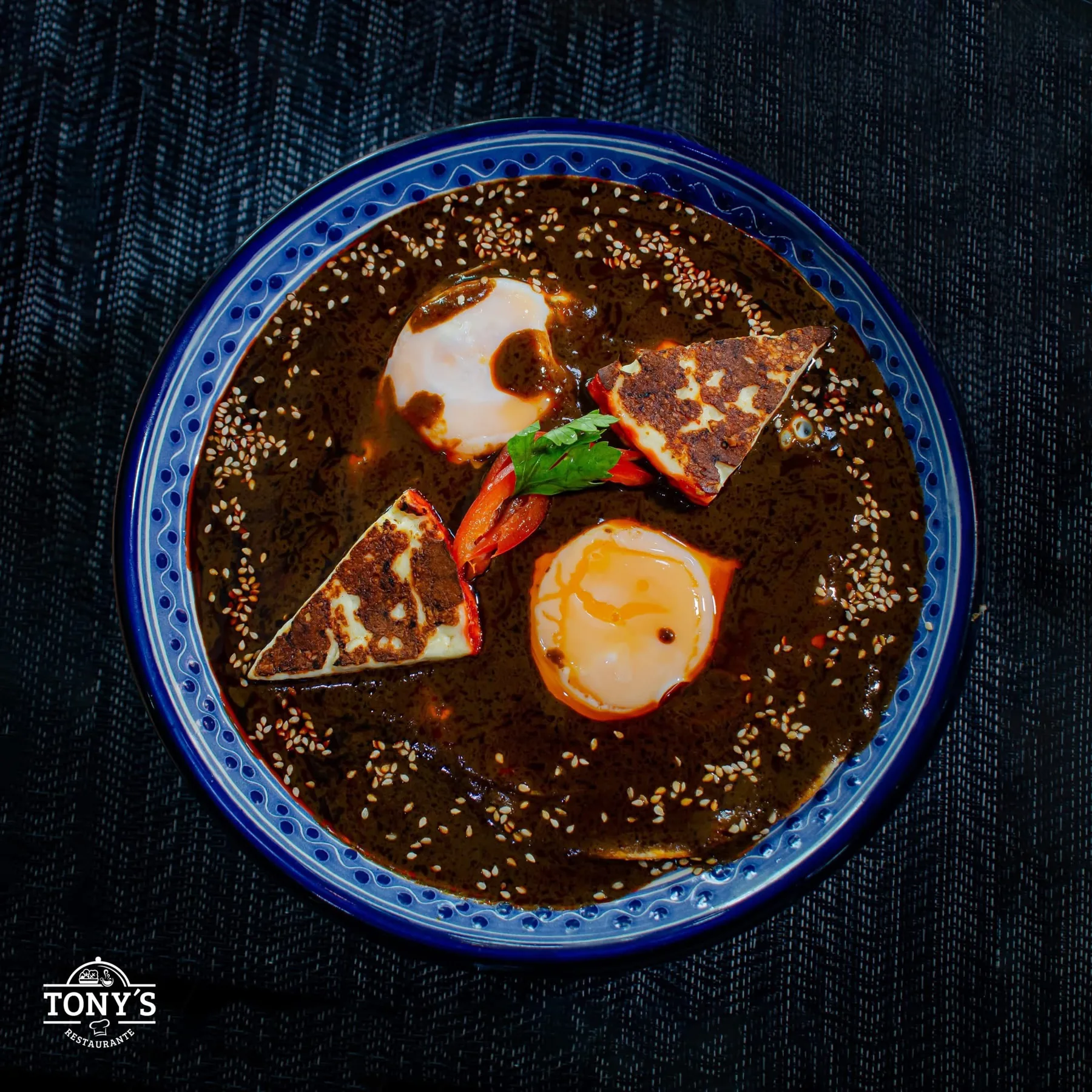 Huevos con mole y queso